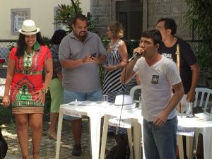 O aluno Felipe Alexandre canta samba-enredo da Escola Império Serrano